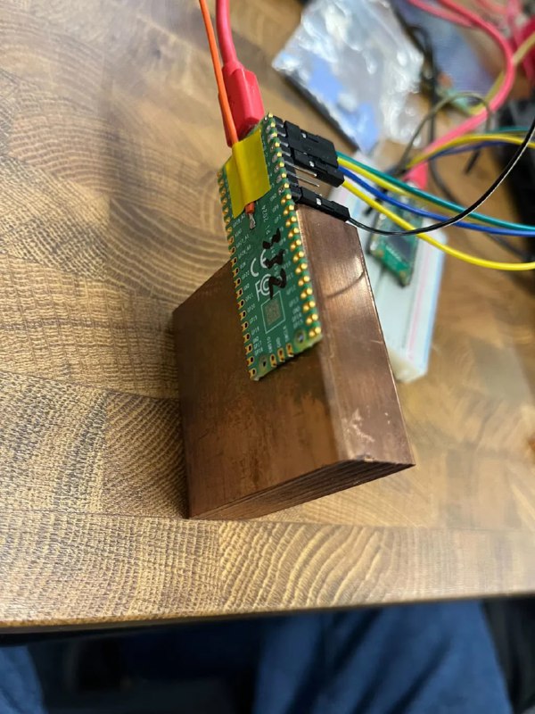 Raspberry Pi Pico 2 超频 460%！有人对 Raspberry Pi Pico 2 进行了超频测试，在使用干冰散热的情况下，稳定达到了 820–840 MHz