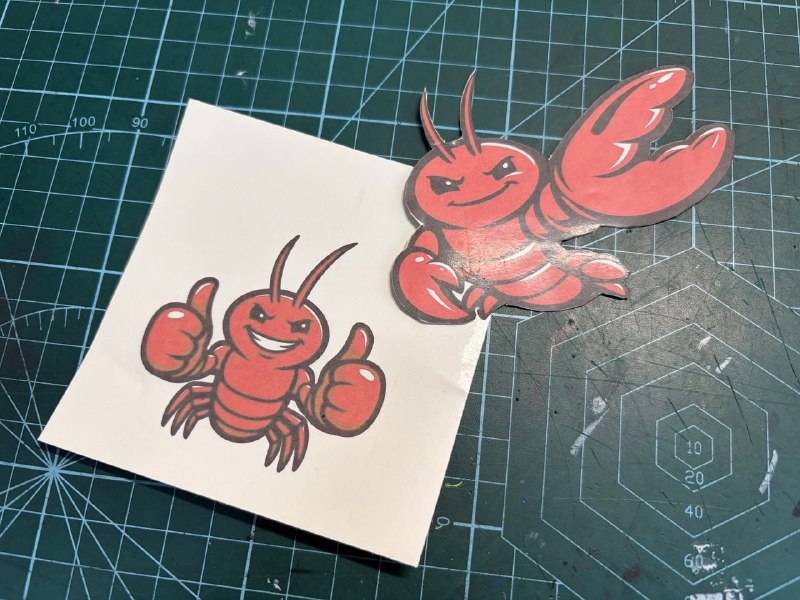 打印了一些 OpenClaw 贴纸，贴在了机箱上