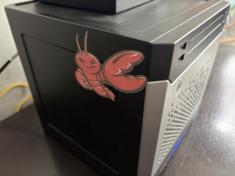 打印了一些 OpenClaw 贴纸，贴在了机箱上