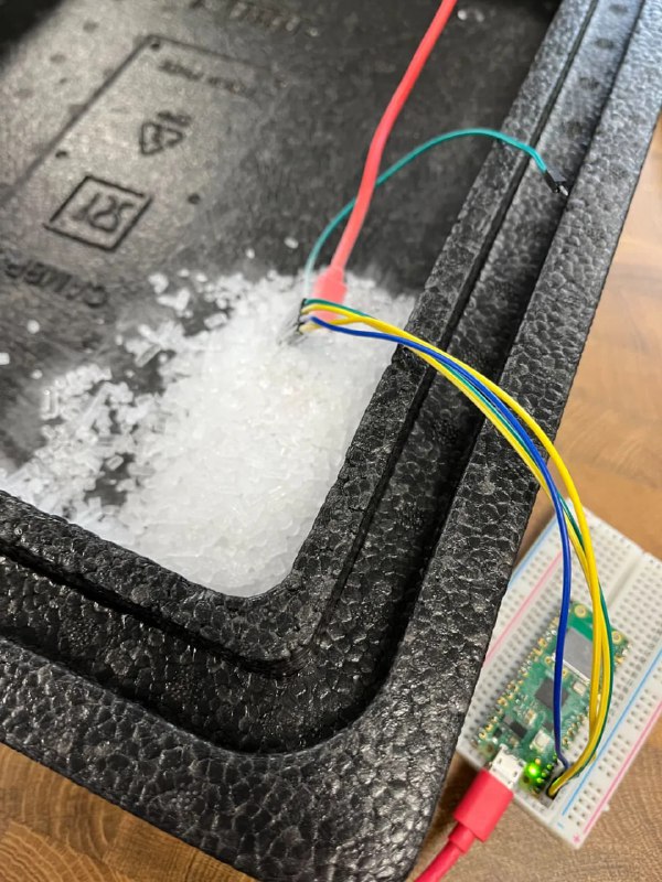 Raspberry Pi Pico 2 超频 460%！有人对 Raspberry Pi Pico 2 进行了超频测试，在使用干冰散热的情况下，稳定达到了 820–840 MHz