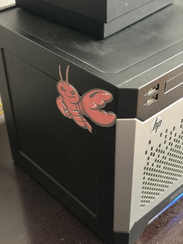 打印了一些 OpenClaw 贴纸，贴在了机箱上